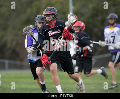 Alta scuola ragazzi indossare i caschi e di gareggiare in una gamma lacrosse corrispondono a Austin, Texas. Foto Stock