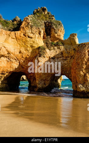 Formazioni rocciose a Praia dos Tres Irmaos, Alvor Foto Stock