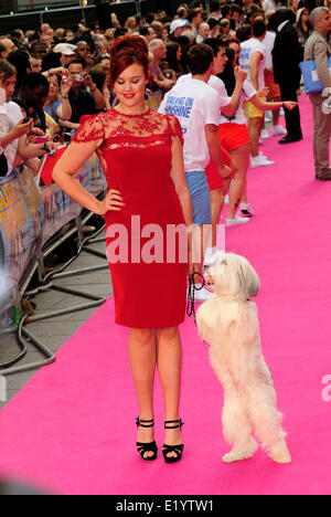 Londra, Regno Unito. 11 Giugno, 2014. Ashleigh Butler & Pudsey frequentare la Premiere mondiale di camminare su Sunshine presso la Vue West End di Londra 11 Giugno 2014. Credito: Peter Phillips/Alamy Live News Foto Stock