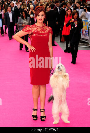 Londra, Regno Unito. 11 Giugno, 2014. Ashleigh Butler & Pudsey frequentare la Premiere mondiale di camminare su Sunshine presso la Vue West End di Londra 11 Giugno 2014. Credito: Peter Phillips/Alamy Live News Foto Stock