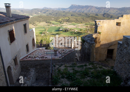 Paesaggio francese. Vieux-Suze (Vecchio Suze) antico borgo fortificato arroccato su di una ripida collina che domina una valle fertile in La Drôme, Francia. Foto Stock