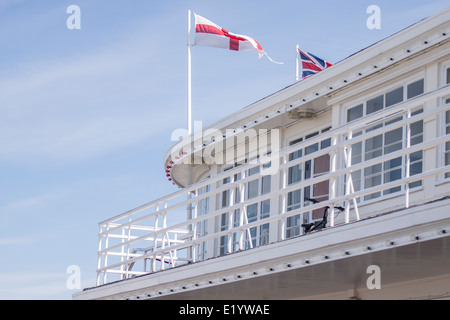 Worthing Pier. L'edificio alla fine del molo è molto Art Deco e presentano uno stile come il ponte di una nave. Architettura classica. Foto Stock