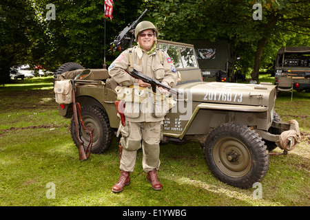 Ww2 reinactor vestito come un paracadutista americano nella parte anteriore di una Jeep Willys bangor Irlanda del Nord Foto Stock