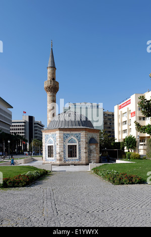 La Moschea Konak noto anche come moschea Yalı (Yalı Camii). È stato costruito nel 1755 si trova in piazza Konak. Izmir. La Turchia. Foto Stock