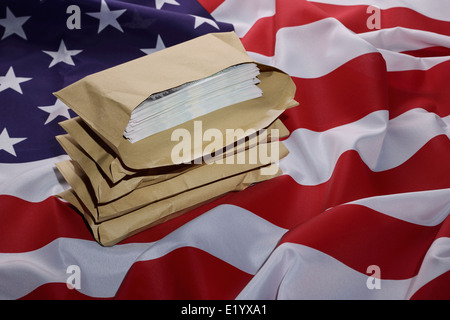 Bandiera americana marrone con le buste piene di soldi Foto Stock