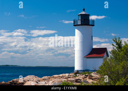 Annisquam Lighthouse sta di guardia per i marittimi in un giorno caldo e soleggiato in Massachusetts. Foto Stock