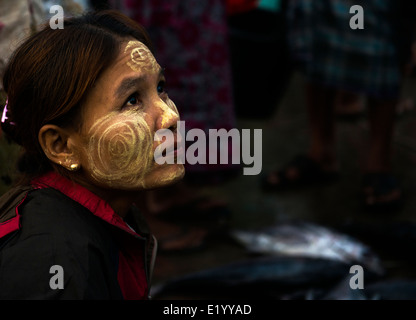 Una ragazza di Rakhine indossando Thanaka trucco sulla sua faccia. Foto Stock