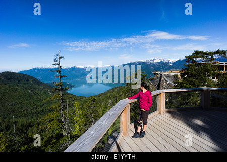 Lo spirito della piattaforma di visualizzazione, vista su Howe Sound fiordo. Sea to Sky Gondola, Squamish, British Columbia, Canada. Foto Stock