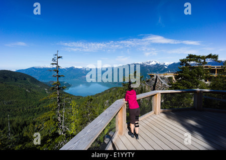 Lo spirito della piattaforma di visualizzazione, vista su Howe Sound fiordo. Sea to Sky Gondola, Squamish, British Columbia, Canada. Foto Stock