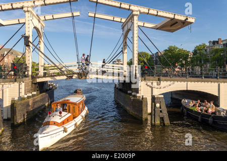 Amsterdam piccola vintage VIP private canal cruise barca con Magere Brug, Skinny ponte sul fiume Amstel Foto Stock