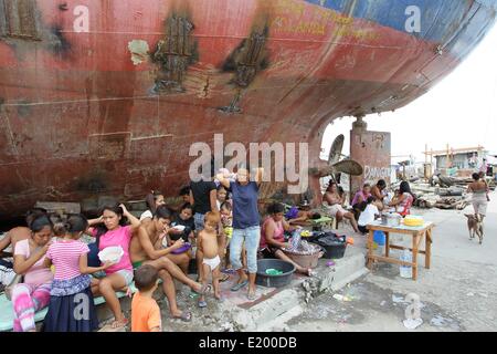 Tacloban City, Filippine. 11 Giugno, 2014. Una gigantesca nave continua a trovarsi all'interno della comunità di Anibong in Tacloban City. Il 8 novembre 2013, Haiyan, uno dei più potenti typhoon mai a colpire paese devastato Eastern Visayas lasciando migliaia di morti e di sfollati. Secondo le stime del governo 16 milioni di persone sono state colpite dal tifone, con 6.300 riportati morti e migliaia di più manca. Credito: PACIFIC PRESS/Alamy Live News Foto Stock