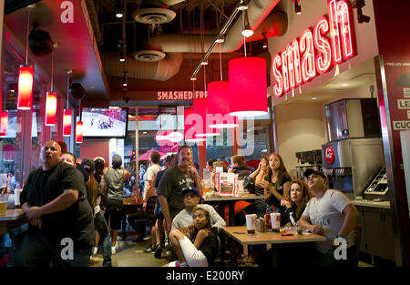 Los Angeles, California, US.12 Giugno, 2014. Los Angeles Kings tifosi guardare il gioco 4 dei finali della Coppa di Stanley a LA LIVE su Mercoledì 11 Giugno 2014. Il Los Angeles Kings perdita il gioco da 2 a 1. Il gioco 5 sarà al Staples Center di Los Angeles, California venerdì 13 giugno 2014 Credit: Armando Arorizo/Prensa Internacional/ZUMAPRESS.com/Alamy Live News Foto Stock