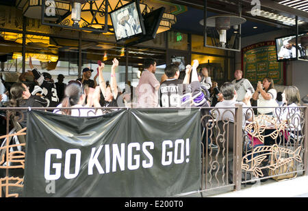 Los Angeles, California, US.12 Giugno, 2014. Los Angeles Kings tifosi guardare il gioco 4 dei finali della Coppa di Stanley a LA LIVE su Mercoledì 11 Giugno 2014. Il Los Angeles Kings perdita il gioco da 2 a 1. Il gioco 5 sarà al Staples Center di Los Angeles, California venerdì 13 giugno 2014 Credit: Armando Arorizo/Prensa Internacional/ZUMAPRESS.com/Alamy Live News Foto Stock