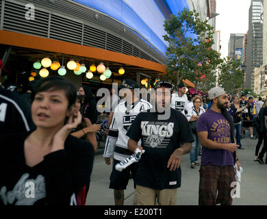 Los Angeles, California, US.12 Giugno, 2014. Los Angeles Kings tifosi guardare il gioco 4 dei finali della Coppa di Stanley a LA LIVE su Mercoledì 11 Giugno 2014. Il Los Angeles Kings perdita il gioco da 2 a 1. Il gioco 5 sarà al Staples Center di Los Angeles, California venerdì 13 giugno 2014 Credit: Armando Arorizo/Prensa Internacional/ZUMAPRESS.com/Alamy Live News Foto Stock