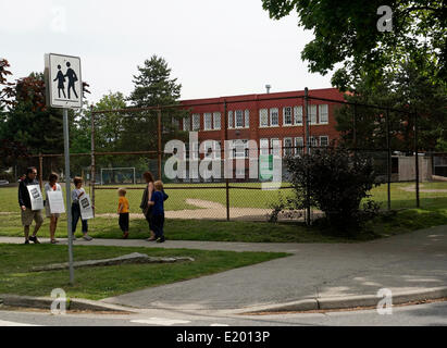 Vancouver, BC, Canada. 11 Giugno, 2014. Sorprendente British Columbia insegnanti chat con un genitore e gli studenti mentre picchetti fuori Signore Tennyson Scuola elementare a Vancouver in Canada Foto Stock