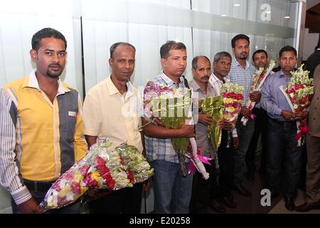 Dacca in Bangladesh. 12 Giugno, 2014. Bangladesh sette marinai, che sono stati liberati dai pirati somali dopo aver trascorso tre anni e mezzo come ostaggi, arrivare a Shahjalal International Airport a Dhaka il 12 giugno 2014. L'equipaggio è servito a bordo della nave malese, MV Albedo, che è stato sequestrato da pirati in novembre 2010. Foto Stock