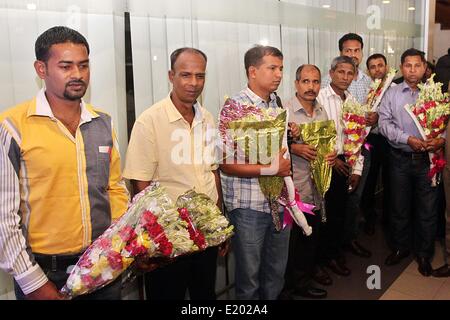 Dacca in Bangladesh. 12 Giugno, 2014. Bangladesh sette marinai, che sono stati liberati dai pirati somali dopo aver trascorso tre anni e mezzo come ostaggi, arrivare a Shahjalal International Airport a Dhaka il 12 giugno 2014. L'equipaggio è servito a bordo della nave malese, MV Albedo, che è stato sequestrato da pirati in novembre 2010. Foto Stock