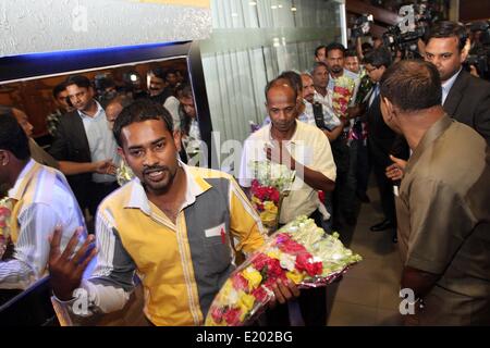 Dacca in Bangladesh. 12 Giugno, 2014. Bangladesh sette marinai, che sono stati liberati dai pirati somali dopo aver trascorso tre anni e mezzo come ostaggi, arrivare a Shahjalal International Airport a Dhaka il 12 giugno 2014. L'equipaggio è servito a bordo della nave malese, MV Albedo, che è stato sequestrato da pirati in novembre 2010. Foto Stock