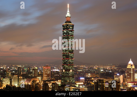 Taipei skyline della città e il centro cittadino di edifici con il grattacielo Taipei 101 a notte Foto Stock