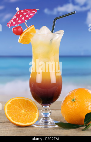 Tequila Sunrise cocktail drink sulla spiaggia al mare Foto Stock