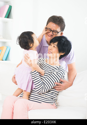 Asian nonni giocando con il nipote foto Foto Stock