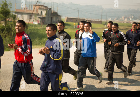 Kathmandu in Nepal Local high school college in esecuzione team corre giù in strada orientale Nayapati Kathmandu. 42 Foto Stock