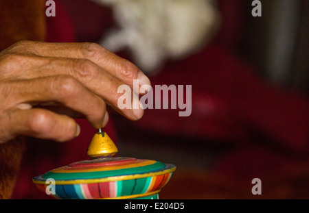 Nepal Himalaya monaca buddista con ruota di preghiera presso il monastero Kharigandentenphelling nel villaggio di Thamo Solukhumbu Foto Stock