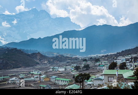 Il Nepal villaggio di Khumjung in serata, cast all'ombra dell'himalaya aumento nella distanza, Mt Everest, Himalay Foto Stock