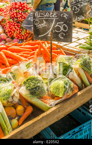 Alsaziano ravanelli, carote e cavoli cappucci per la vendita in un mercato all'aperto, Mulhouse, Alsazia, Francia Foto Stock