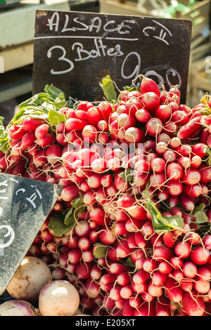 Alsaziano ravanelli per la vendita in un mercato all'aperto, Mulhouse, Alsazia, Francia Foto Stock