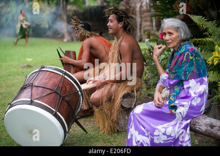 Rarotonga Island. Isole Cook. Polinesia. Oceano Pacifico del sud. Highland Paradise Villaggio Culturale. Visualizza in Polinesia tradizionale Foto Stock