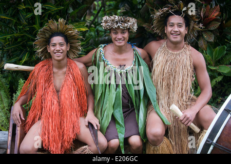 Rarotonga Island. Isole Cook. Polinesia. Oceano Pacifico del sud. Highland Paradise Villaggio Culturale. Alcuni degli attori di Highlan Foto Stock