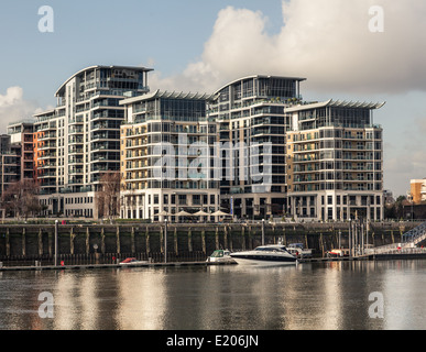 Waterside lussuosi appartamenti a Chelsea, Londra sulle rive del fiume Tamigi Foto Stock