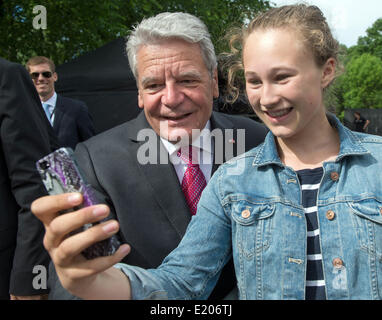 Oslo, Norvegia. 12 Giugno, 2014. Il Presidente tedesco Joachim Gauck prende un selfie con norvegese adolescente Thea a Youngwood Music Festival di Oslo, Norvegia, 12 giugno 2014. Gauck è in occasione di una visita di quattro giorni per la visita alla Norvegia. Foto: MAURIZIO GAMBARINI/dpa/Alamy Live News Foto Stock