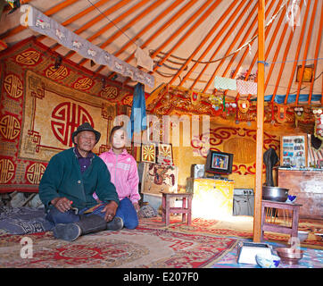 Uomo mongolo, 85 anni, con il nipote, 9 anni, in un tradizionale yurt, deserto dei Gobi, Provincia Ömnögovi, Mongolia Foto Stock