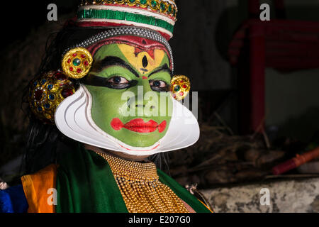 Un artista Katakali con la completa make up del carattere Arjun per la Santhana Gopalam riproduzione durante un festival tempio Foto Stock