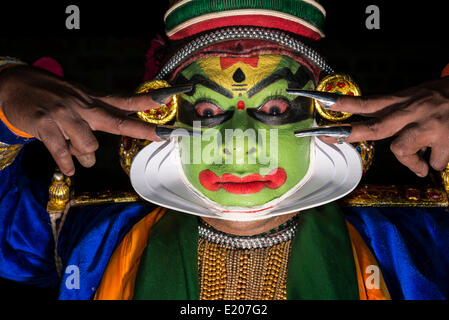 Un Katakali con la completa make up del carattere di Krishna per la Santhana Gopalam riproduzione durante un festival tempio, Ayroor Foto Stock