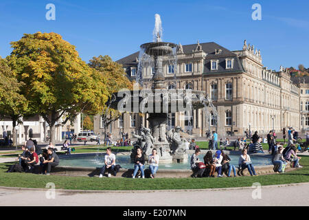 Fontana nella piazza Schlossplatz nella parte anteriore del Neues Schloss, Nuovo Palazzo, Stoccarda, Baden-Württemberg, Germania Foto Stock