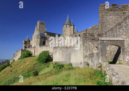Torri e cancello di ingresso porta d'Aude della fortezza medievale di Carcassonne, Chateau Comtal, Cite de Carcassonne, Carcassonne Foto Stock