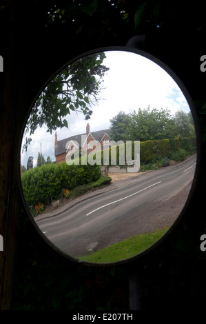 Strada specchio convesso, Wormleighton village, Warwickshire, Regno Unito Foto Stock