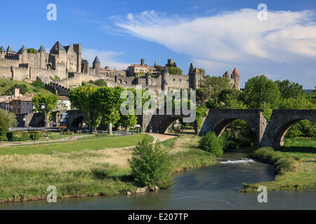 Il vecchio ponte sul Aude, dietro la fortezza medievale di Carcassonne, Cite de Carcassonne, Carcassonne, Dipartimento Aude Foto Stock