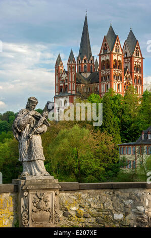 Cattedrale di Limburgo o Georgsdom, statua di San. Nepomuk su Alte Lahnbrücke, vecchio ponte di Lahn, Limburg an der Lahn, Hesse, Germania Foto Stock