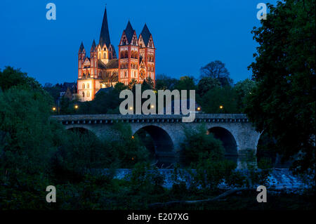 Cattedrale di Limburgo o Georgsdom, Alte Lahnbrücke, Old Lahn ponte sopra il fiume Lahn, Limburg an der Lahn, Hesse, Germania Foto Stock