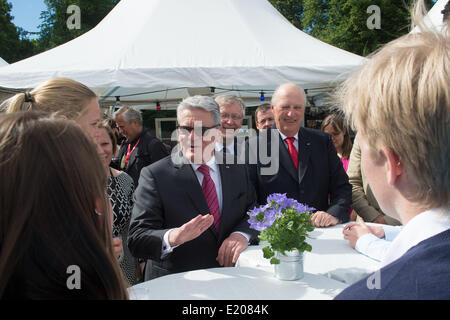 Oslo, Norvegia. 12 Giugno, 2014. Il Presidente tedesco Joachim Gauck (L) e il norvegese Re Harald V (R) a parlare agli adolescenti a Youngwood Music Festival di Oslo, Norvegia, 12 giugno 2014. Gauck è in occasione di una visita di quattro giorni per la visita alla Norvegia. Foto: MAURIZIO GAMBARINI/dpa/Alamy Live News Foto Stock