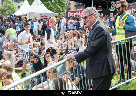 Oslo, Norvegia. 12 Giugno, 2014. Il Presidente tedesco Joachim Gauck (R) onde per adolescenti a Youngwood Music Festival di Oslo, Norvegia, 12 giugno 2014. Gauck è in occasione di una visita di quattro giorni per la visita alla Norvegia. Foto: MAURIZIO GAMBARINI/dpa/Alamy Live News Foto Stock