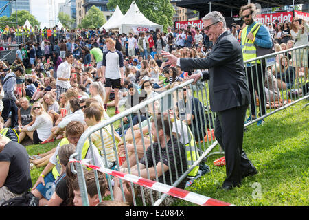 Oslo, Norvegia. 12 Giugno, 2014. Il Presidente tedesco Joachim Gauck (R) onde per adolescenti a Youngwood Music Festival di Oslo, Norvegia, 12 giugno 2014. Gauck è in occasione di una visita di quattro giorni per la visita alla Norvegia. Foto: MAURIZIO GAMBARINI/dpa/Alamy Live News Foto Stock