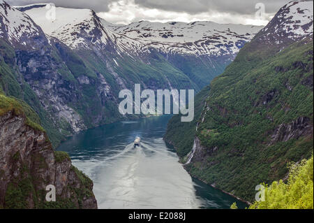 Il Geirangerfjord, Sette sorelle la cascata dei Sju Systrene in norvegese, Knivsflå farm centro destra, nave da crociera Foto Stock