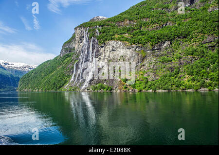 Il Geirangerfjord, Sette sorelle la cascata dei Sju Systrene in norvegese, Knivsflå agriturismo in alto a destra, Møre og Romsdal provincia Foto Stock