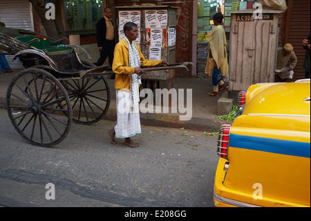 India Bengala Occidentale, Calcutta, Calcutta, rickshaw sulla strada Foto Stock