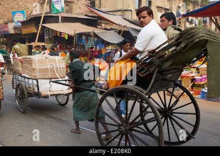 India Bengala Occidentale, Calcutta, Calcutta, rickshaw sulla strada Foto Stock